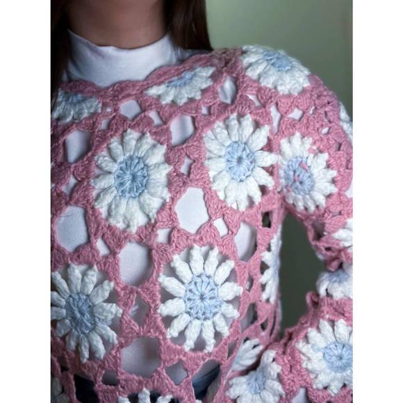 NEW STORIA patterned cropped crochet pullover in pink - Picture 2 of 2